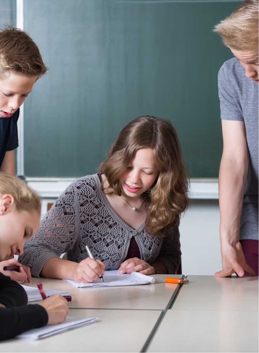 学生在课堂中协作学习